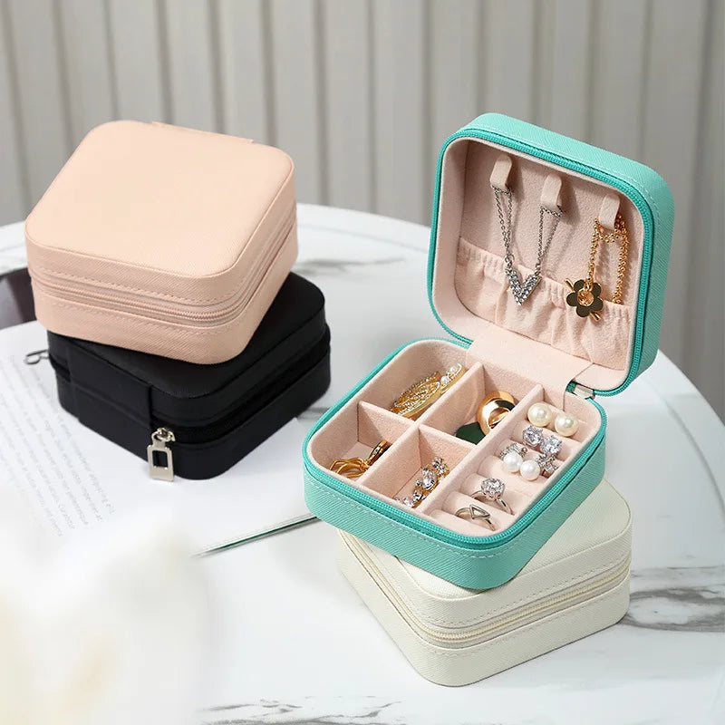 Portagioie Da Viaggio In Pelle PU Con 6 Sacchetti In Velluto – Organizer Per Gioielli, Regalo Per Donne E Ragazze (Beige) - 4