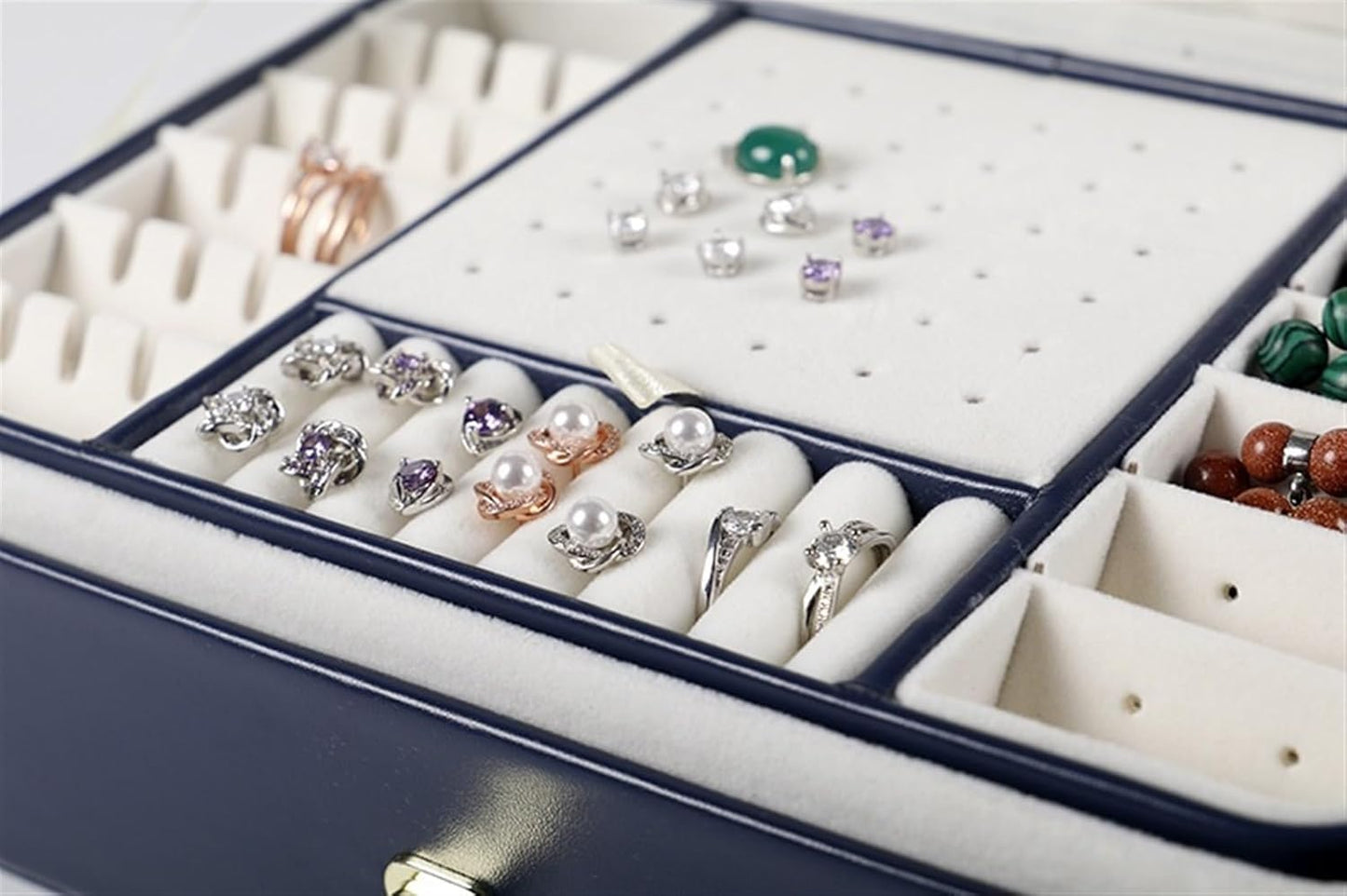 boite à bijoux cuir gros plan