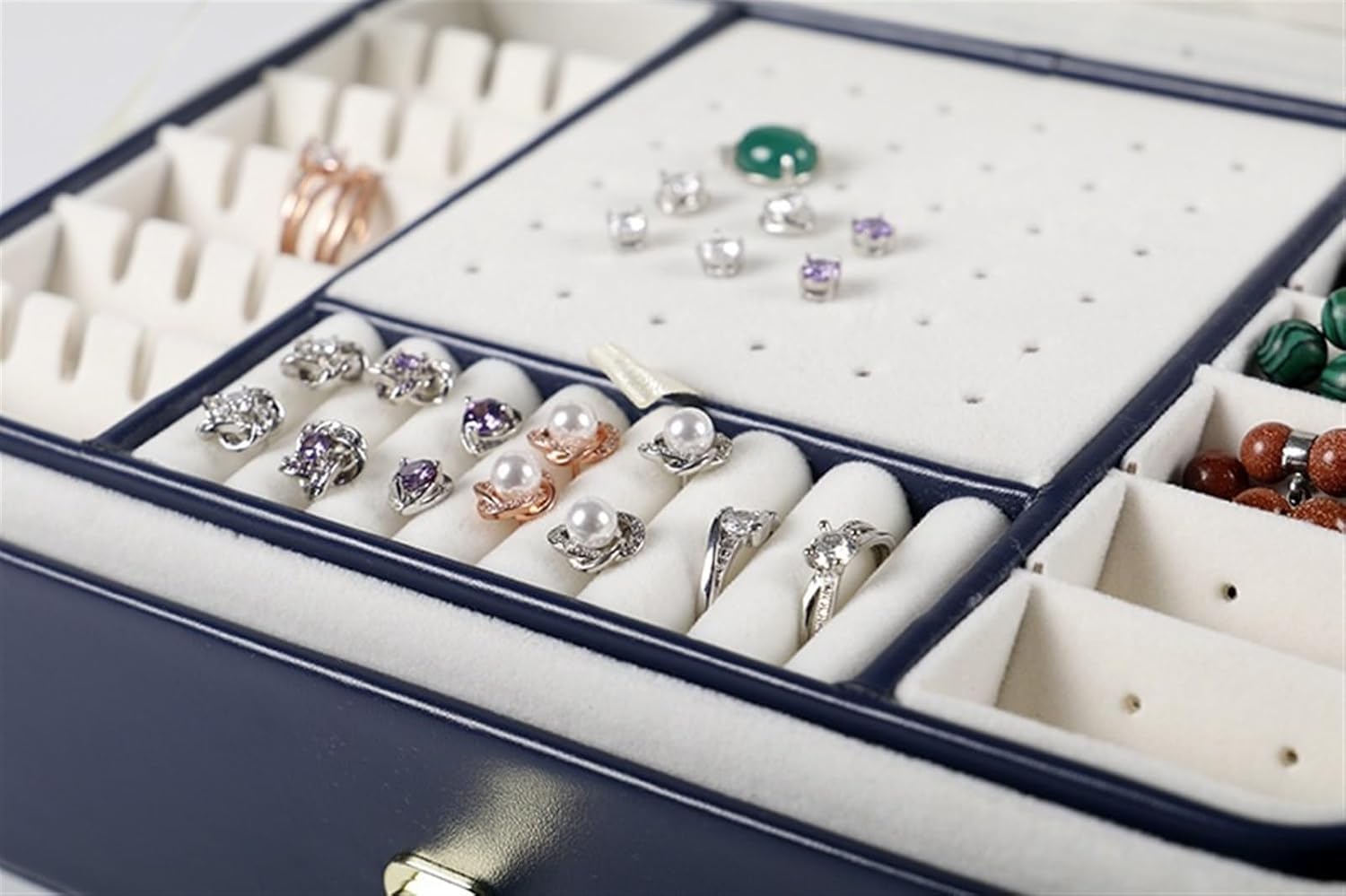 boite à bijoux cuir gros plan